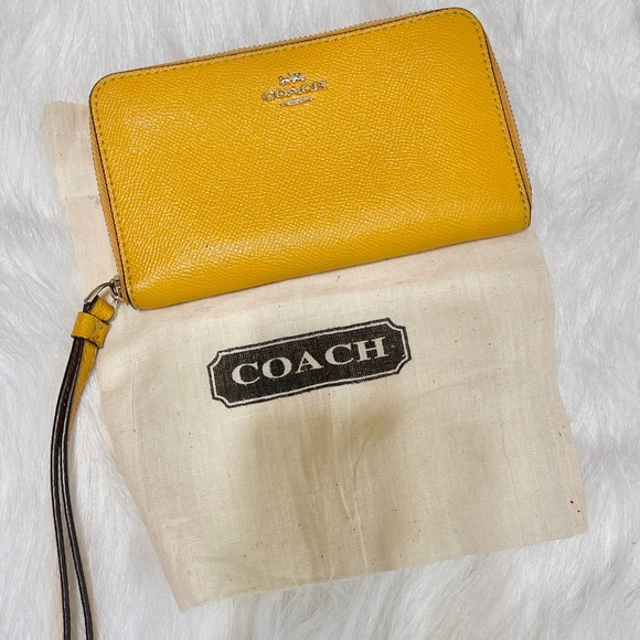 Coach Handbags - ✨ 3 x $20 ✨ Coach Wallet